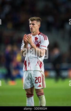 Barcelona, Spanien, 21. Oktober 2025. Olympiacos FC Spieler (20) Costinha begrüßt die Fans beim Champions-League-Spiel zwischen dem FC Barcelona und Olympiacos am 21. Oktober 2025 im Olympiastadion Lluis Companys in Barcelona. Stockfoto