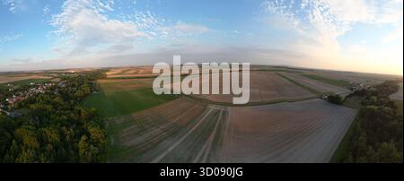 Bergnicourt, Rethel, Ardennes, Grand-Est, Frankreich, August, 28. August 2025, Ein atemberaubender Blick aus der Vogelperspektive zeigt weite Felder mit gepflügten Feldern unter wunderschönen Wolken Stockfoto