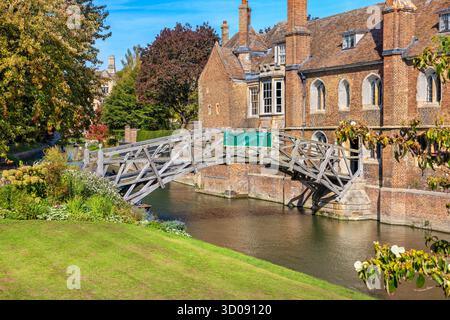 Hölzerne mathematische Brücke über den Fluss Cam am Queens College. Cambridge, England Stockfoto