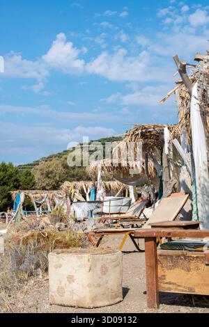 Schäbige, schicke oder böhmische Strandhütten und Sonnenliegen am Dafni Beach, Zakynthos, Ionischen Inseln, Griechenland. Treibholzgebäude und Schutzräume. Stockfoto