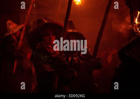 27. September 2025 „EL VITOR“ eine feurige Nacht voller Tradition und Hingabe erstrahlt die Straßen von Mayorga, Spanien. Stockfoto