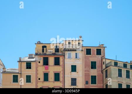 Farbenfrohe und historische Wohnhäuser in Camogli, Italien Stockfoto