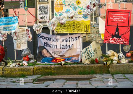 Anti-Putin und antirussische Slogans auf Barrikaden vor der russischen Botschaft in Tallin Stockfoto