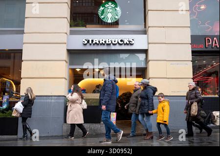 Madrid, Spanien. Oktober 2025. Die Leute laufen vorbei an der amerikanischen multinationalen Kette Starbucks Coffee, einem Laden in Spanien. Quelle: SOPA Images Limited/Alamy Live News Stockfoto