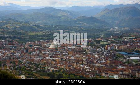 Panoramablick auf die spanische Stadt, die sich über das Tal mit den Bergen erstreckt Stockfoto
