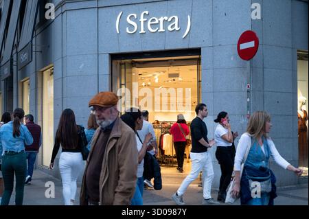 Madrid, Spanien. Oktober 2025. Käufer werden außerhalb der spanischen Bekleidungsindustrie und Marke Sfera in Spanien gesehen. (Foto: Xavi Lopez/SOPA Images/SIPA USA) Credit: SIPA USA/Alamy Live News Stockfoto