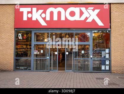 Ladenfront eines TK Maxx-Geschäfts in Kidderminster, Großbritannien, mit großem Logo-Schild über den Eingangstüren. Stockfoto