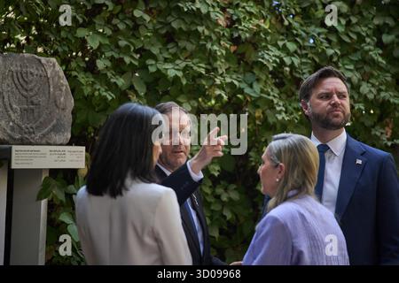 Jerusalem, Israel. Oktober 2025. Der israelische Präsident Isaac Herzog, Mitte, spricht mit dem US-Vizepräsidenten JD Vance, rechts, nach einem Treffen in der Präsidentenresidenz in Jerusalem, Mittwoch, 22. Oktober 2025, neben ihren Ehefrauen Michal Herzog, zweite rechts, und der US-Second Lady Usha Vance. Pool Foto von Leo Correa/UPI Credit: UPI/Alamy Live News Stockfoto