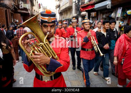 Kathmandu, Bagmati, Nepal. Oktober 2025. Mitglieder der Nepal Police spielen traditionelle Newar-Musikinstrumente während einer lebhaften Kundgebung, die das Newa-Neujahr (Nhu: Daya Bhintuna 1146) in Kathmandu, Nepal, feiert und den Beginn des nepalesischen Sambat-Kalenders mit kulturellem Stolz und festlichem Geist markiert. (Kreditbild: © Sujal Bajracharya/ZUMA Press Wire) NUR REDAKTIONELLE VERWENDUNG! Nicht für kommerzielle ZWECKE! Stockfoto