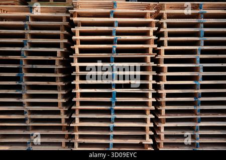 Stapel von Holzpaletten Stockfoto
