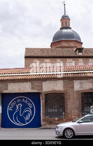 Schild Pollo de Alcala an der Wand vor der Kuppel des historischen Gebäudes, Alcala de Henares, Madrid, Spanien Stockfoto