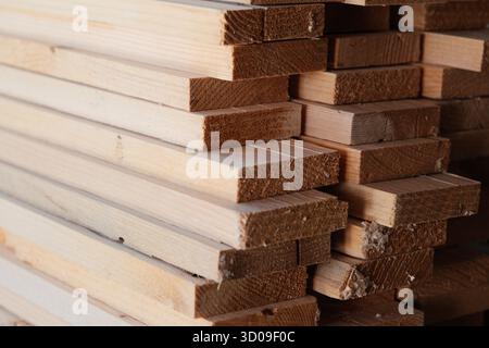 Stapel von Holzdielen, bereit für Bau- und Tischlerprojekte Stockfoto