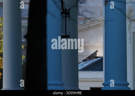 Washington, Usa. Oktober 2025. Die Besatzungen zerstören einen Teil des Ostflügels des Weißen Hauses, während der Bau des Ballsaals von Präsident Trump in Washington DC am Mittwoch, den 22. Oktober 2025, fortgesetzt wird. Foto: Aaron Schwartz/UPI Credit: UPI/Alamy Live News Stockfoto