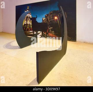 Metallskulptur in zwei Teilen der Hörner eines zerlegten Bullen mit einem Bild in Madrid und der Silhouette eines Osborne Bullen Bodegas Osborne Spanien Stockfoto