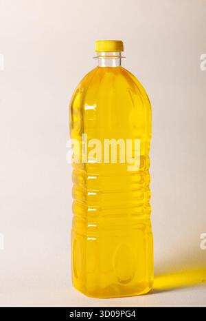 Traditionelles kaltgepresstes Erdnussöl aus Holz aus Tamil Nadu, Indien. Organisches, chemikalienfreies Öl, das aus Erdnüssen mit altem Holz gewonnen wird Stockfoto