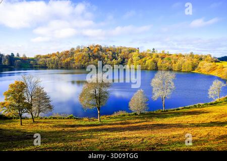 Blick auf das Weinfelder Maar und die umliegende Landschaft. Natur in der Eifel im Herbst. Totenmaar bei Daun. Stockfoto