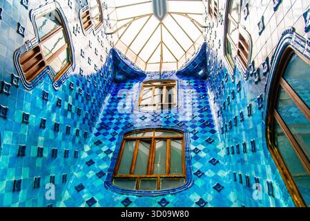 Barcelone, Spanien - 12. Juli 2025: Die atemberaubende wunderschöne blaue Keramikfliesen Dekoration in Casa Batlo in Barcelone Spanien Stockfoto