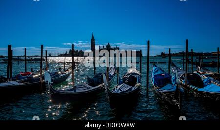 Gondeln in Silhouette Reihen sich in der Nähe von San Marco, Venedig, Italien Stockfoto