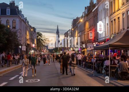 Frankreich, Nord, Lille, Braderie von Lille, Straße Solférino in der Abenddämmerung (Kirche Sacre coeur im Hintergrund) Stockfoto