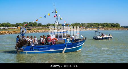 Frankreich, Somme, Picardy, Baie de Somme, Le Crotoy, Les fêtes de la mer au Crotoy, jeden Sommer organisiert die Association des Marins et Anciens Marins (AMAM) ein Treffen von Trawlern und Crews aus Le Crotoy für ein Wochenende voller Feiern. Die Prozession zieht in traditionellen Trachten durch die Straßen und entlang des Hafens, gefolgt vom Segen der Boote am Ufer und/oder auf dem Meer. Stockfoto