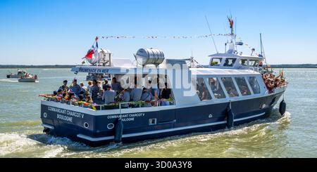 Frankreich, Somme, Picardy, Baie de Somme, Le Crotoy, Les fêtes de la mer au Crotoy, jeden Sommer organisiert die Association des Marins et Anciens Marins (AMAM) ein Treffen von Trawlern und Crews aus Le Crotoy für ein Wochenende voller Feiern. Die Prozession zieht in traditionellen Trachten durch die Straßen und entlang des Hafens, gefolgt vom Segen der Boote am Ufer und/oder auf dem Meer. Stockfoto