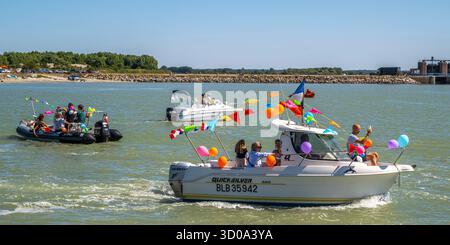 Frankreich, Somme, Picardy, Baie de Somme, Le Crotoy, Les fêtes de la mer au Crotoy, jeden Sommer organisiert die Association des Marins et Anciens Marins (AMAM) ein Treffen von Trawlern und Crews aus Le Crotoy für ein Wochenende voller Feiern. Die Prozession zieht in traditionellen Trachten durch die Straßen und entlang des Hafens, gefolgt vom Segen der Boote am Ufer und/oder auf dem Meer. Stockfoto