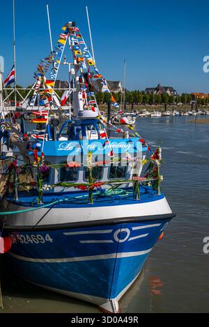 Frankreich, Somme, Picardy, Baie de Somme, Le Crotoy, Les fêtes de la mer au Crotoy, jeden Sommer organisiert die Association des Marins et Anciens Marins (AMAM) ein Treffen von Trawlern und Crews aus Le Crotoy für ein Wochenende voller Feiern. Die Prozession zieht in traditionellen Trachten durch die Straßen und entlang des Hafens, gefolgt vom Segen der Boote am Ufer und/oder auf dem Meer. Stockfoto