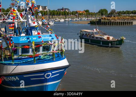 Frankreich, Somme, Picardy, Baie de Somme, Le Crotoy, Les fêtes de la mer au Crotoy, jeden Sommer organisiert die Association des Marins et Anciens Marins (AMAM) ein Treffen von Trawlern und Crews aus Le Crotoy für ein Wochenende voller Feiern. Die Prozession zieht in traditionellen Trachten durch die Straßen und entlang des Hafens, gefolgt vom Segen der Boote am Ufer und/oder auf dem Meer. Stockfoto