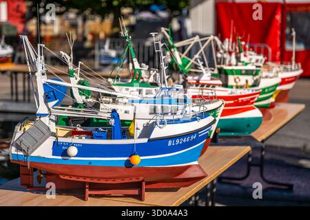 Frankreich, Somme, Picardy, Baie de Somme, Le Crotoy, Les fêtes de la mer au Crotoy, jeden Sommer organisiert die Association des Marins et Anciens Marins (AMAM) ein Treffen von Trawlern und Crews aus Le Crotoy für ein Wochenende voller Feiern. Die Prozession zieht in traditionellen Trachten durch die Straßen und entlang des Hafens, gefolgt vom Segen der Boote am Ufer und/oder auf dem Meer. Stockfoto