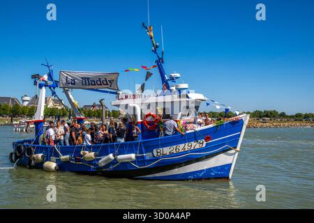 Frankreich, Somme, Picardy, Baie de Somme, Le Crotoy, Les fêtes de la mer au Crotoy, jeden Sommer organisiert die Association des Marins et Anciens Marins (AMAM) ein Treffen von Trawlern und Crews aus Le Crotoy für ein Wochenende voller Feiern. Die Prozession zieht in traditionellen Trachten durch die Straßen und entlang des Hafens, gefolgt vom Segen der Boote am Ufer und/oder auf dem Meer. Stockfoto