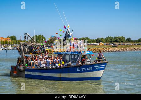 Frankreich, Somme, Picardy, Baie de Somme, Le Crotoy, Les fêtes de la mer au Crotoy, jeden Sommer organisiert die Association des Marins et Anciens Marins (AMAM) ein Treffen von Trawlern und Crews aus Le Crotoy für ein Wochenende voller Feiern. Die Prozession zieht in traditionellen Trachten durch die Straßen und entlang des Hafens, gefolgt vom Segen der Boote am Ufer und/oder auf dem Meer. Stockfoto