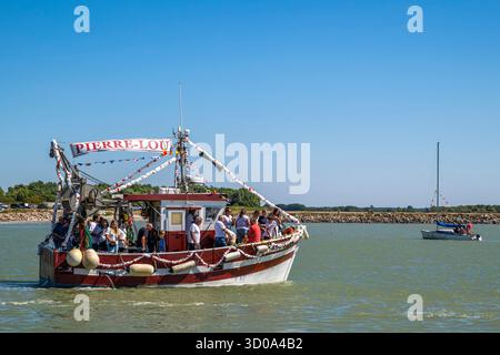 Frankreich, Somme, Picardy, Baie de Somme, Le Crotoy, Les fêtes de la mer au Crotoy, jeden Sommer organisiert die Association des Marins et Anciens Marins (AMAM) ein Treffen von Trawlern und Crews aus Le Crotoy für ein Wochenende voller Feiern. Die Prozession zieht in traditionellen Trachten durch die Straßen und entlang des Hafens, gefolgt vom Segen der Boote am Ufer und/oder auf dem Meer. Stockfoto
