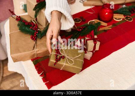 Feiern Sie den Weihnachtsgeist mit dekorativen Geschenken und gemütlicher festlicher Atmosphäre Stockfoto