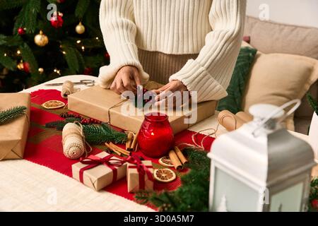 Weihnachtsgeschenke mit Weihnachtsdekor schaffen eine warme und festliche Atmosphäre zu Weihnachten. Stockfoto