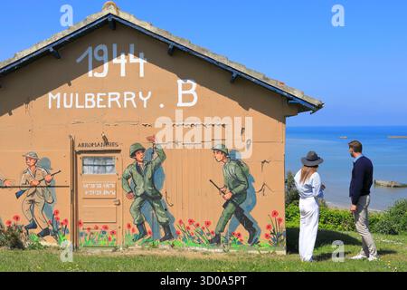 Frankreich, Calvados (14), Arromanches-les-Bains, Blick auf die Überreste des alten Fertighafens der Alliierten (Mulberry-Hafen) während der Landungen in der Normandie Stockfoto