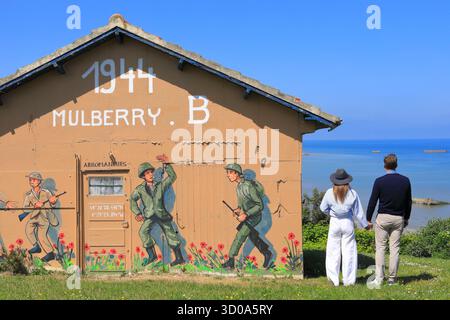 Frankreich, Calvados (14), Arromanches-les-Bains, Blick auf die Überreste des alten Fertighafens der Alliierten (Mulberry-Hafen) während der Landungen in der Normandie Stockfoto
