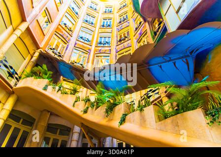 Barcelone, Spanien - 12. Juli 2025: Die wunderschöne Treppe in Casa Mila in Barcelone Spanien Stockfoto