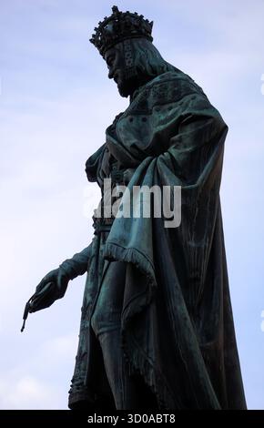Vertikales Seitenprofil der Wahrzeichen Karl IV. Statue (Karel 4) in der Nähe der Karlsbrücke, Prag, Tschechische Republik Stockfoto