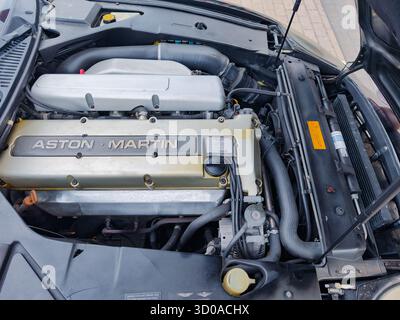 Vilnius, Litauen - 2025 17. 07.2017 - unter der Motorhaube von Aston Martin mit sichtbarem Logo und Motorkomponenten Stockfoto