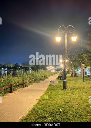 Riverside Riverfront Spaziergang entlang des Jhelum River in Srinagar bei Nacht Stockfoto