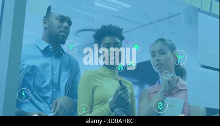 Brainstorming-Team analysiert Glasplatten im Bürobereich mit Markierungen und farbigen Haftnotizen Stockfoto