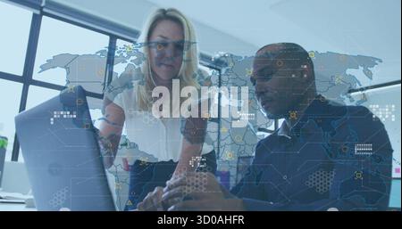 Duo in weißer Bluse, dunklem Hemd auf Laptop am Schreibtisch, Kartenüberzug Stockfoto