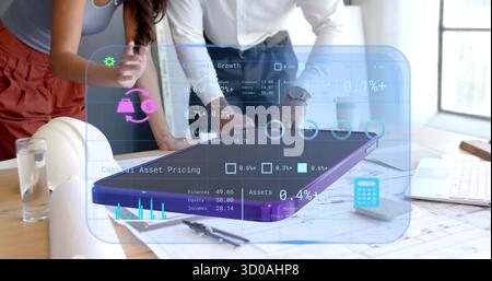 Lehnende Kollegen, die Blaupausen und Daten-Overlay im Büro auf einem Tablet mit Helm überprüfen Stockfoto