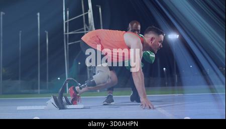 Verankerung des Läufers mit orangefarbenem Oberteil mit einem fahrenden Schild in Blöcken auf blauer Schiene unter Flutlichtern Stockfoto