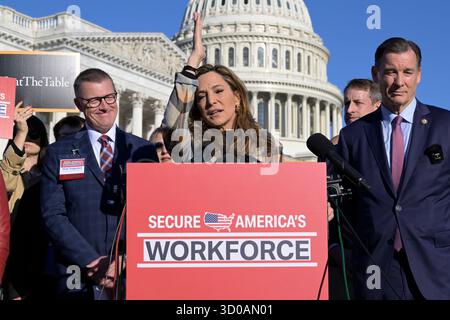 Washington, USA. Oktober 2025. Die Kongressabgeordnete Maria Elvira Salazar (D-FL) spricht heute am 22. Oktober 2025 auf einer Pressekonferenz im House Triangle/Capitoll Hill in Washington DC, USA über die Reform der Einwanderung. (Lenin Nolly/SIPA USA) Credit: SIPA USA/Alamy Live News Stockfoto