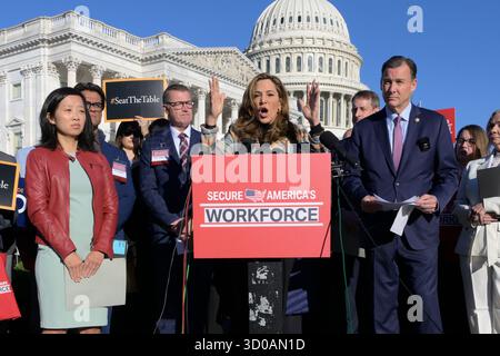 Washington, USA. Oktober 2025. Die Kongressabgeordnete Maria Elvira Salazar (D-FL) spricht heute am 22. Oktober 2025 auf einer Pressekonferenz im House Triangle/Capitoll Hill in Washington DC, USA über die Reform der Einwanderung. (Lenin Nolly/SIPA USA) Credit: SIPA USA/Alamy Live News Stockfoto