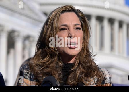 Washington, USA. Oktober 2025. Die Kongressabgeordnete Maria Elvira Salazar (D-FL) spricht heute am 22. Oktober 2025 auf einer Pressekonferenz im House Triangle/Capitoll Hill in Washington DC, USA über die Reform der Einwanderung. (Lenin Nolly/SIPA USA) Credit: SIPA USA/Alamy Live News Stockfoto