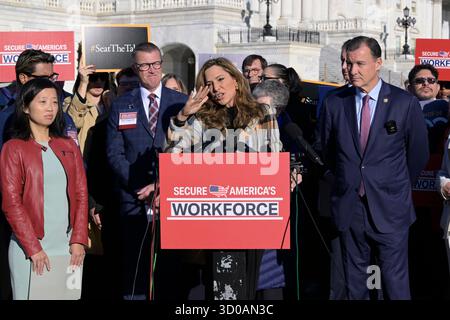 Washington, USA. Oktober 2025. Die Kongressabgeordnete Maria Elvira Salazar (D-FL) spricht heute am 22. Oktober 2025 auf einer Pressekonferenz im House Triangle/Capitoll Hill in Washington DC, USA über die Reform der Einwanderung. (Lenin Nolly/SIPA USA) Credit: SIPA USA/Alamy Live News Stockfoto