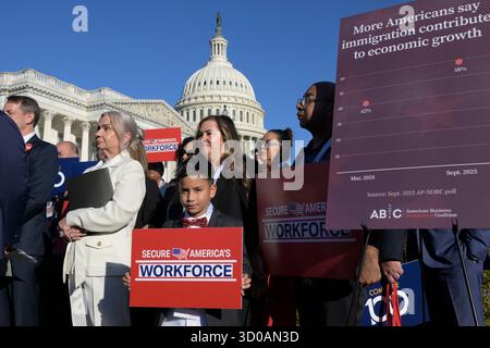 Washington, USA. Oktober 2025. Die Kongressabgeordnete Maria Elvira Salazar (D-FL) spricht heute am 22. Oktober 2025 auf einer Pressekonferenz im House Triangle/Capitoll Hill in Washington DC, USA über die Reform der Einwanderung. (Lenin Nolly/SIPA USA) Credit: SIPA USA/Alamy Live News Stockfoto