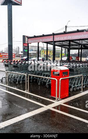 Werbeschilder auf den Einkaufswagen für Lebensmittel aus dem Kaufland-Supermarkt Stockfoto